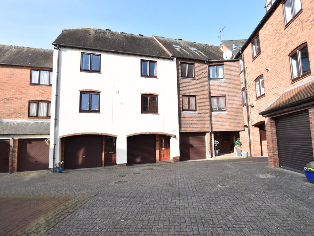 3 bed terraced house for sale in Monks Walk, Evesham, Worcestershire