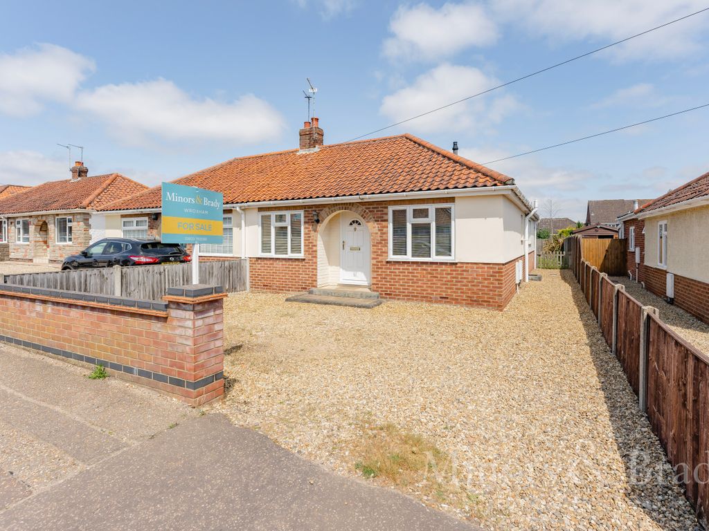 3 bed semidetached bungalow for sale in Woodland Road, Hellesdon