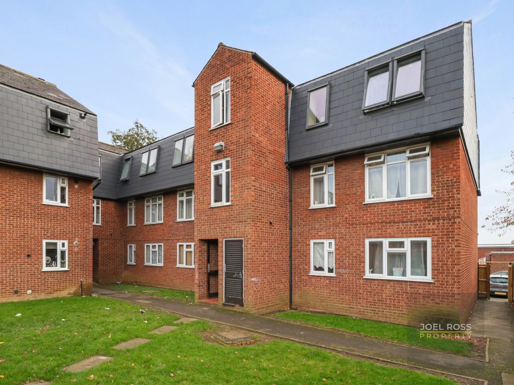 2 bed flat for sale in Limes Avenue, Chigwell IG7, £200,000 Zoopla