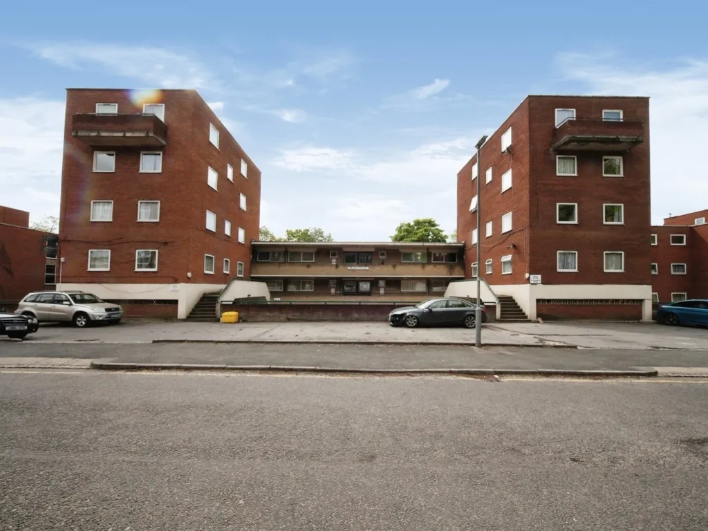 2 bed flat to rent in Moreton Road South, Luton LU2, £1,100 pcm Zoopla