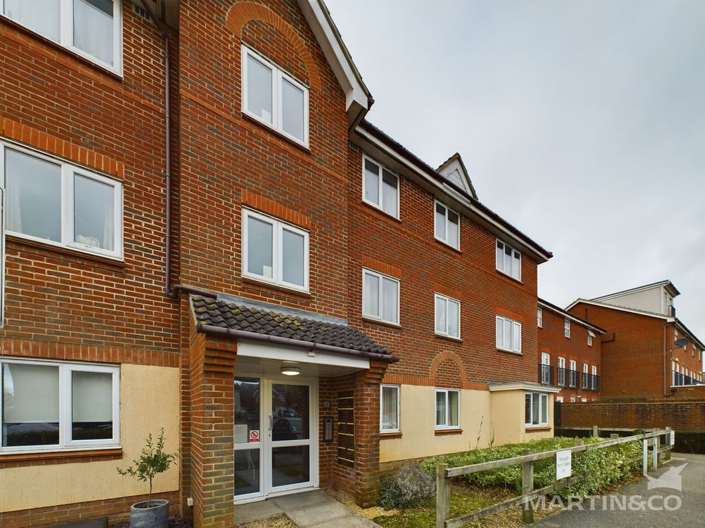2 bed flat to rent in Saxby Close, Barnham, Bognor Regis PO22, £1,250 pcm Zoopla