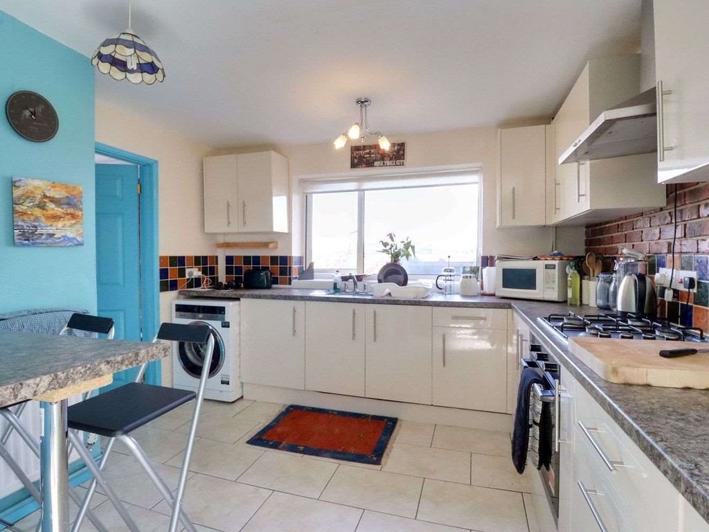 3 bed end terrace house for sale in Phoenix Avenue, Gedling, Nottingham