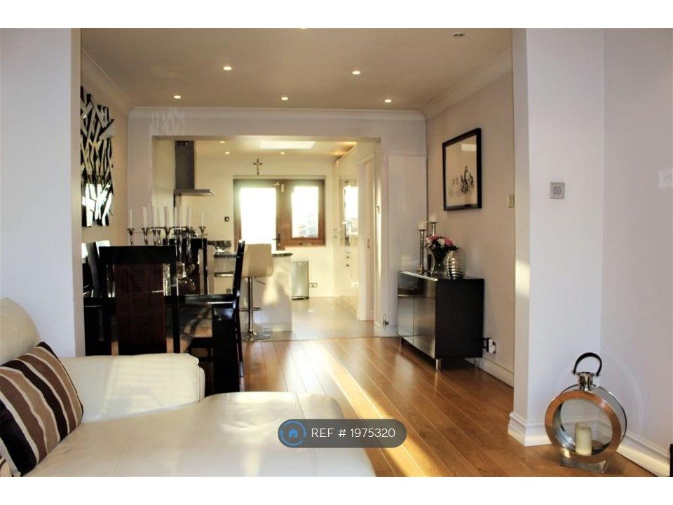 4 bed semidetached house to rent in Conway Crescent, Perivale