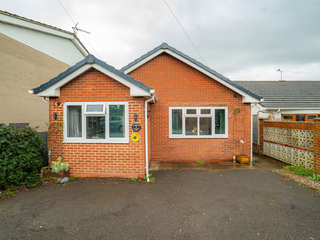 4 bed bungalow for sale in Hurst Road, Earl Shilton LE9, £260,000 Zoopla