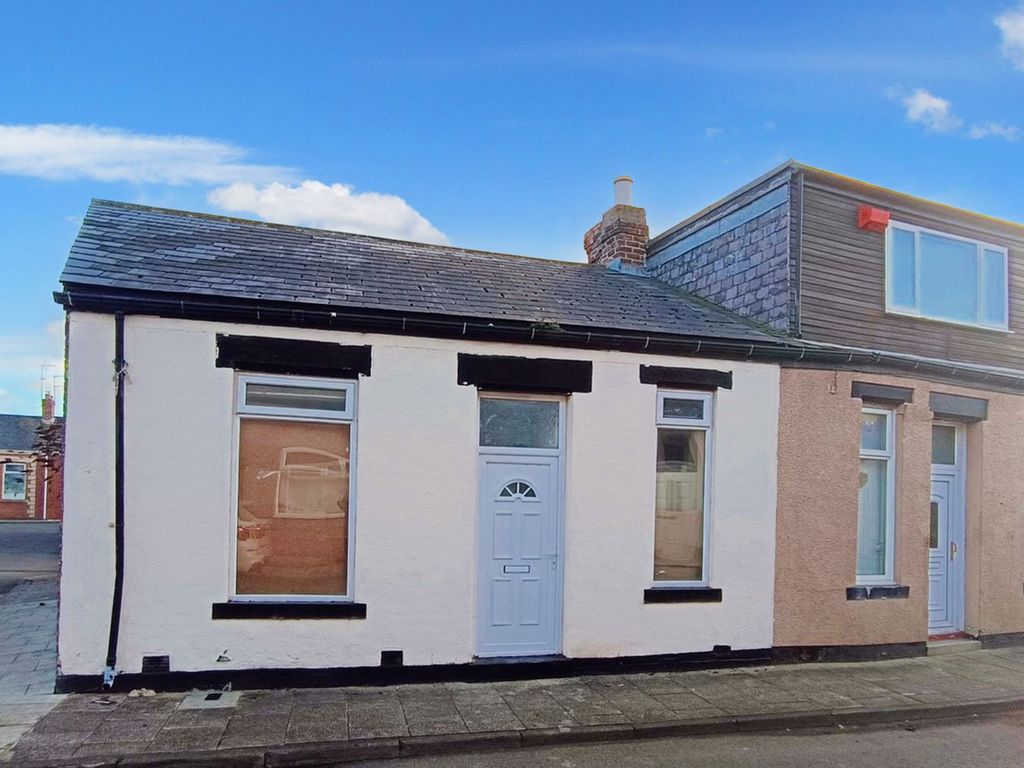 2 bed cottage for sale in Noble Street, Sunderland SR2, £17,000 Zoopla