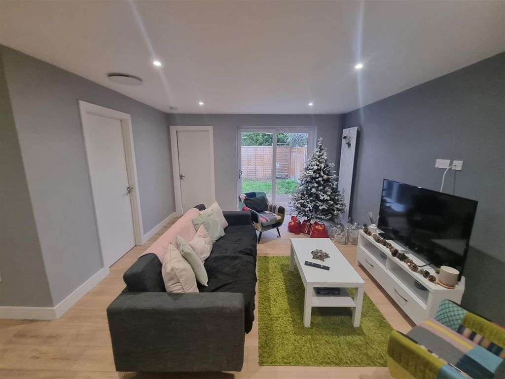 3 bed terraced house to rent in Kemsing Gardens, Canterbury CT2, £1,400