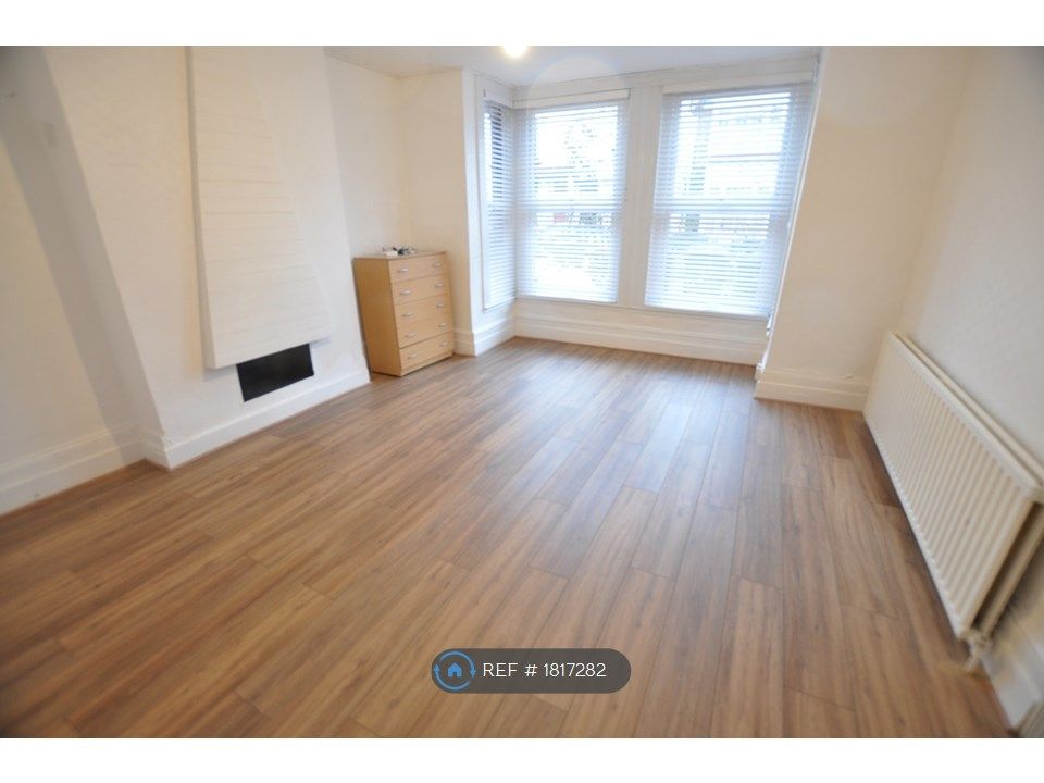 2 bed flat to rent in Park Hall Road, London N2, £1,950 pcm Zoopla