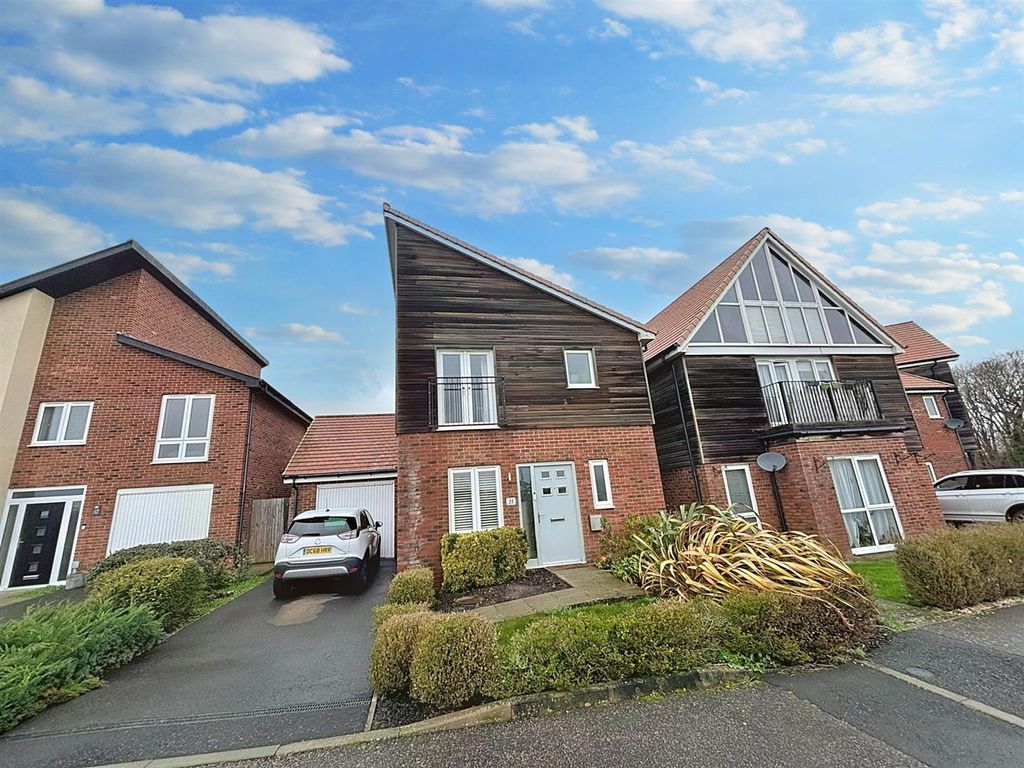 3 bed detached house for sale in Sunflower Lane, Polegate BN26, £