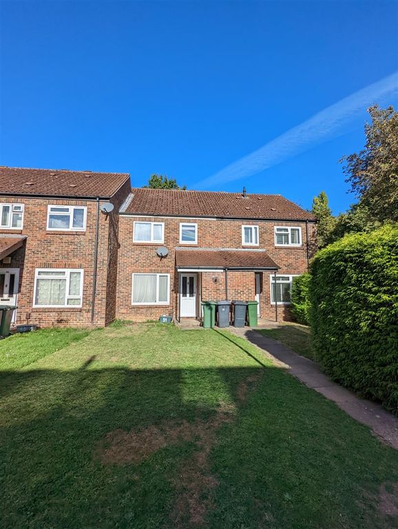 3 bed terraced house to rent in Boyce Close, Brighton Hill, Basingstoke