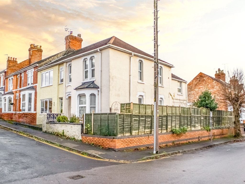 4 bed semidetached house to rent in Maidstone Road, Old Town, Swindon