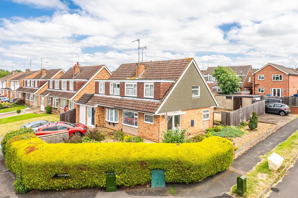 3 bed semidetached house for sale in Glencoe Drive, Kettering NN15, £