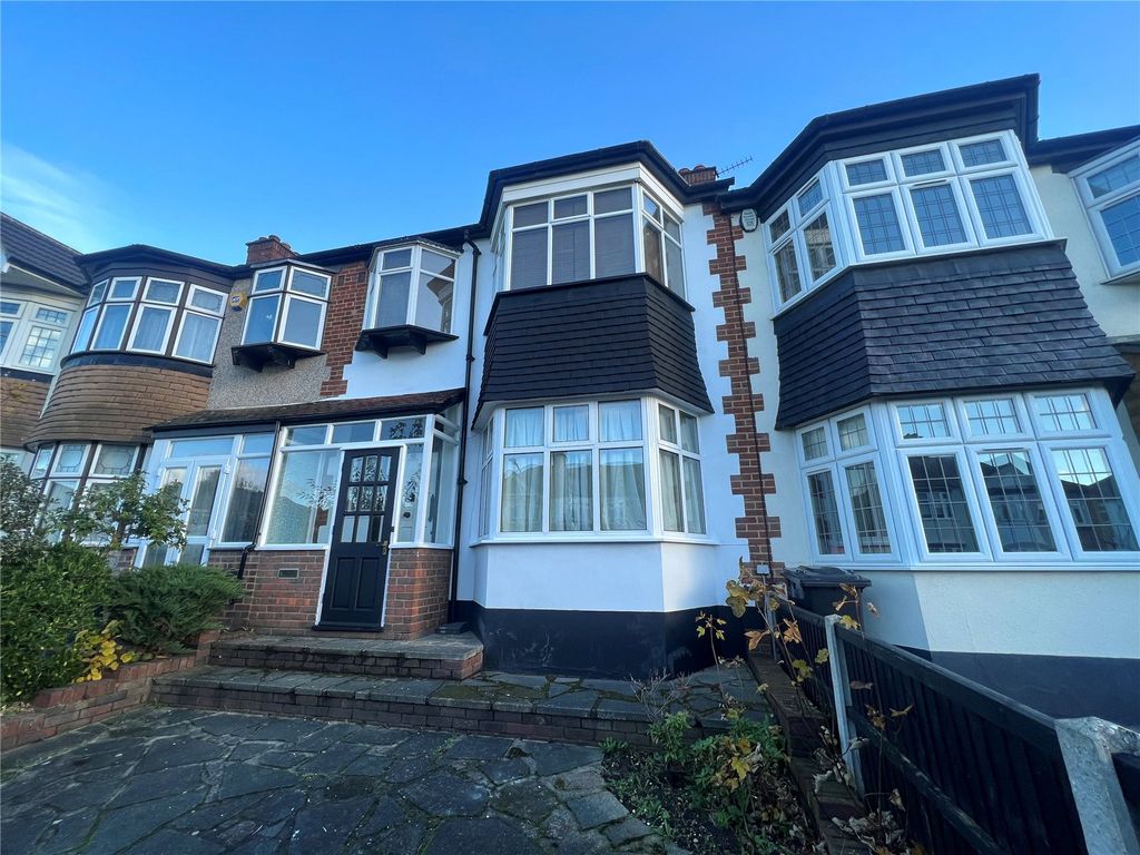 3 bed terraced house to rent in Glenwood Drive, Gidea Park, Romford RM2