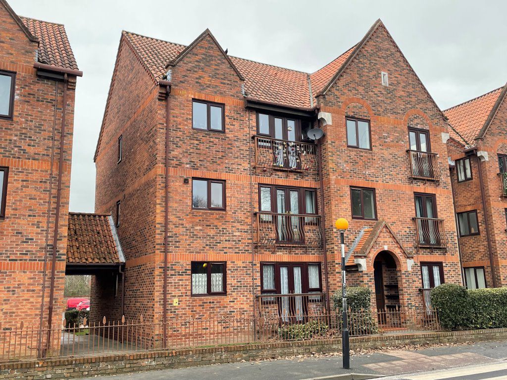 2 bed flat to rent in Tynedale Square, Highwoods, Colchester CO4, £900 pcm Zoopla