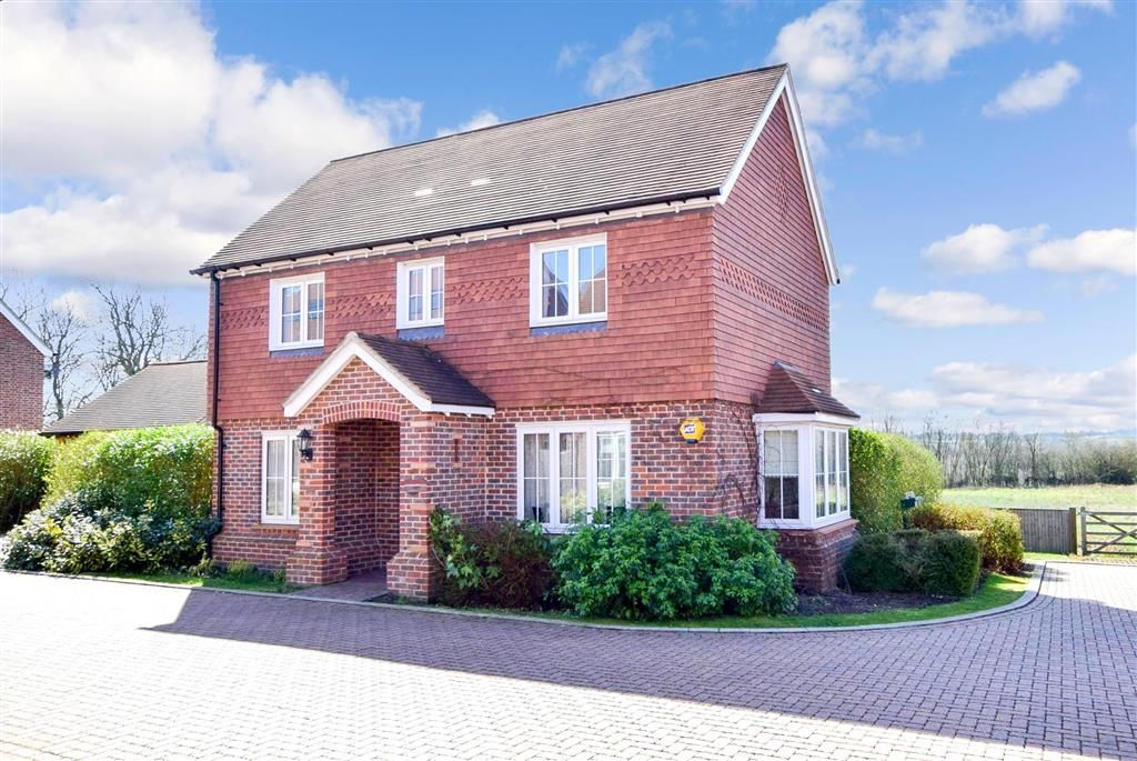 3 bed detached house for sale in Woodlands Close, Merstham, Redhill