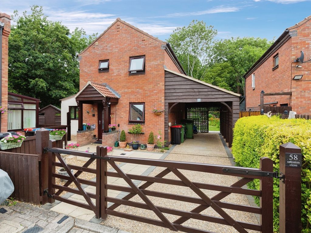 3 bed detached house for sale in Smeaton Close, Blakelands, Milton