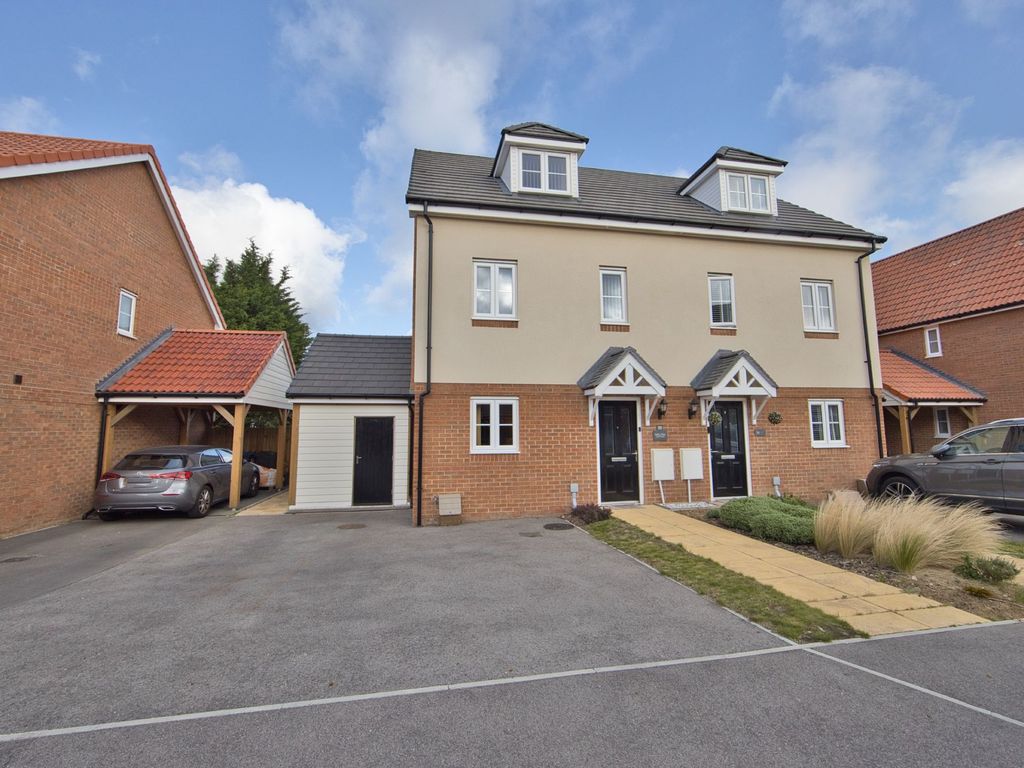 3 bed town house for sale in Wheatsheaf Square, Whitfield CT16, £