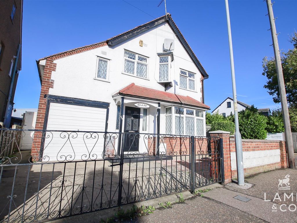 4 bed detached house for sale in Old Road, ClactonOnSea CO15, £
