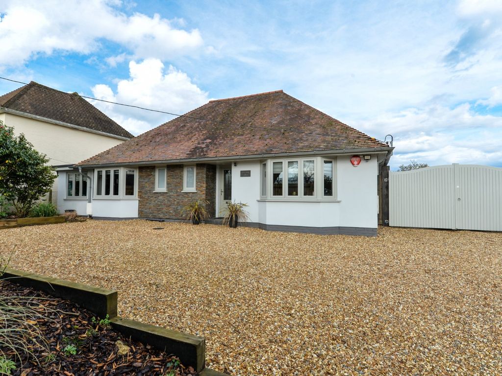 3 bed bungalow for sale in Gore Road, New Milton, Hampshire BH25, £