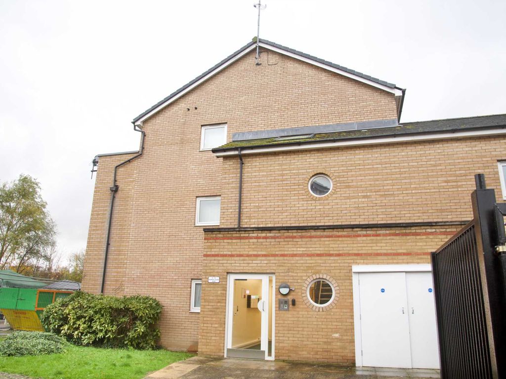 2 bed flat to rent in Murray Close, Thamesmead West SE28, £1,700 pcm Zoopla