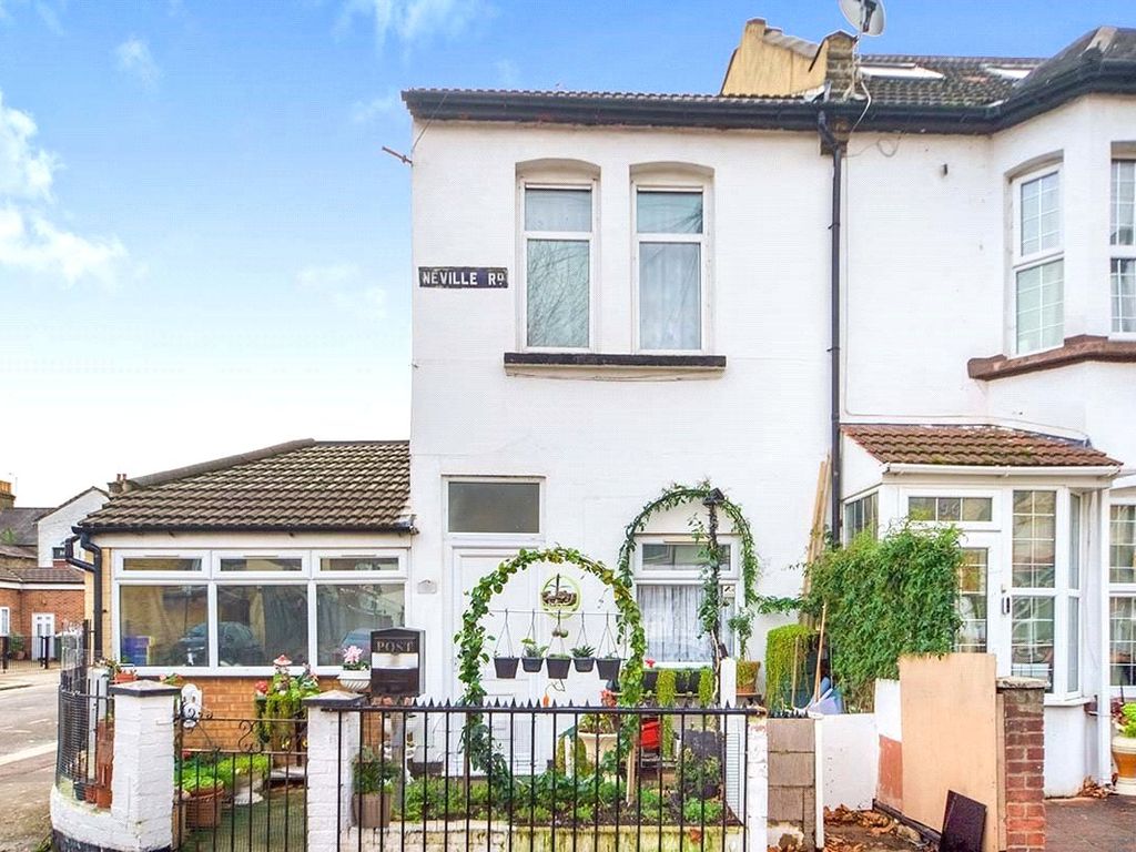 3 bed detached house to rent in Neville Road, London E7, £2,150 pcm