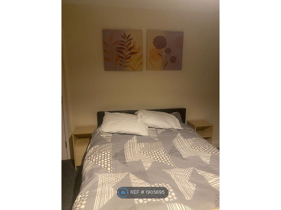 Studio to rent in Waterden Road, Guildford GU1, £920 pcm Zoopla