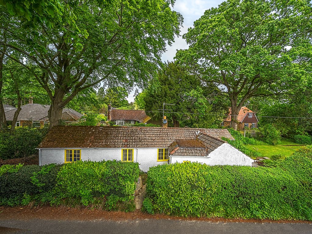 3 bed detached bungalow for sale in Aveley Lane, Farnham GU9, £525,000