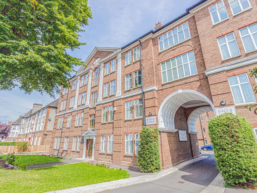 3 bed flat to rent in Golders Green Road, London NW11, £2,600 pcm Zoopla