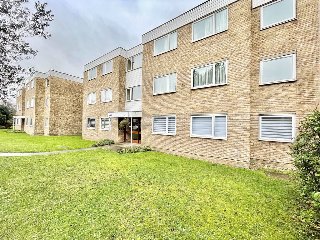 2 bed flat to rent in Woodhaven Gardens, Barkingside, Ilford IG6, £