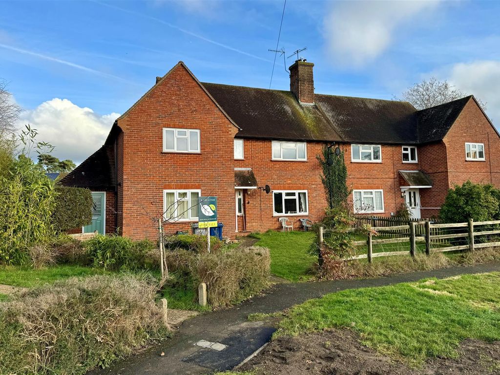 2 bed flat for sale in Amberley Road, Milford, Godalming GU8, £315,000