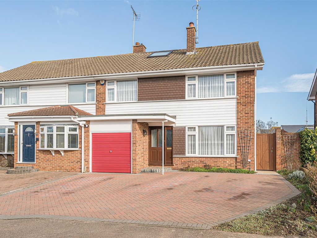 4 bed semidetached house for sale in The Furlongs, Ingatestone CM4