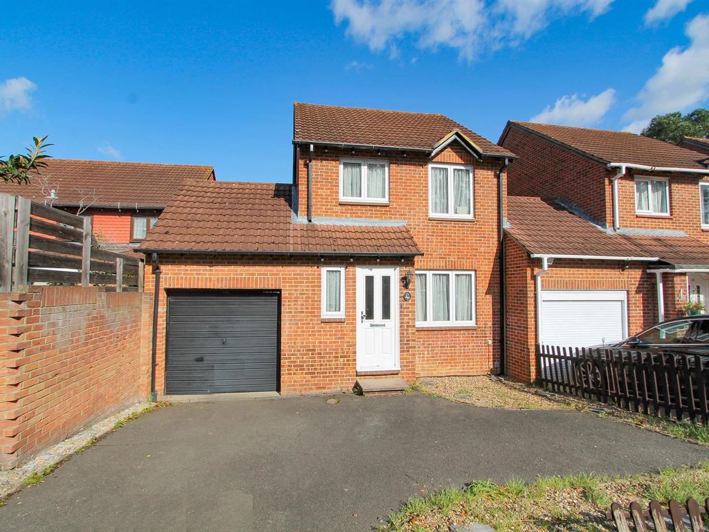 3 bed linkdetached house for sale in Claydon Drive, Beddington