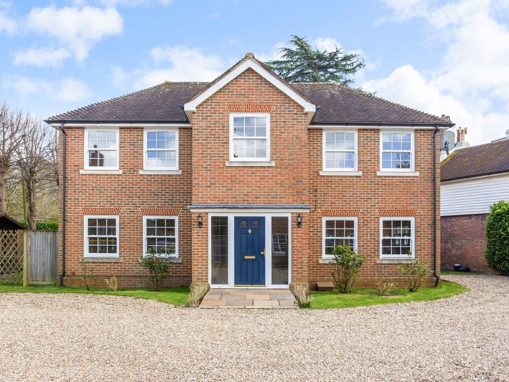5 bed detached house to rent in North Parade, Horsham RH12, £3,000 pcm