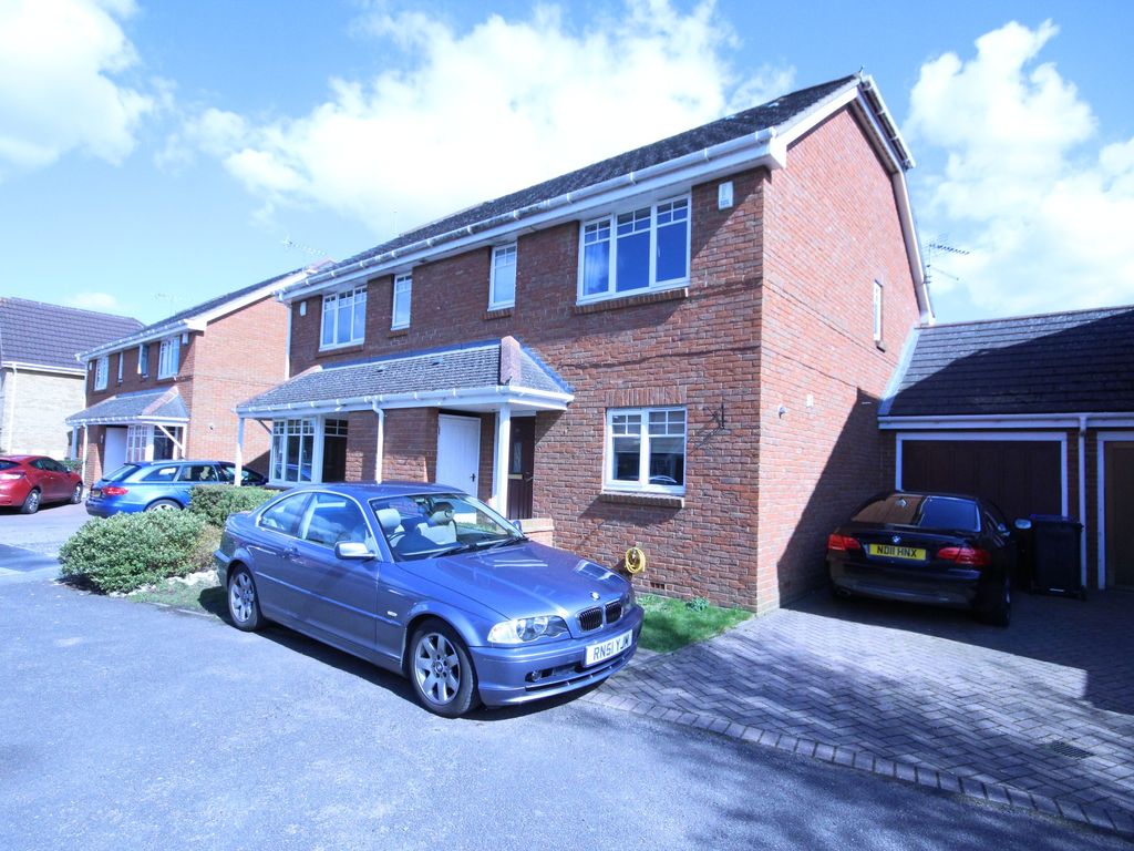 3 bed semidetached house to rent in Willow Wood Close, Burnham, Slough