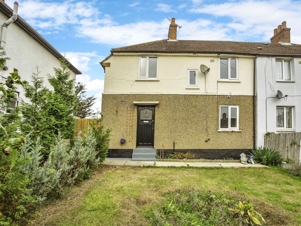 3 bed semidetached house for sale in Hillcrest Avenue, Grays RM20, £
