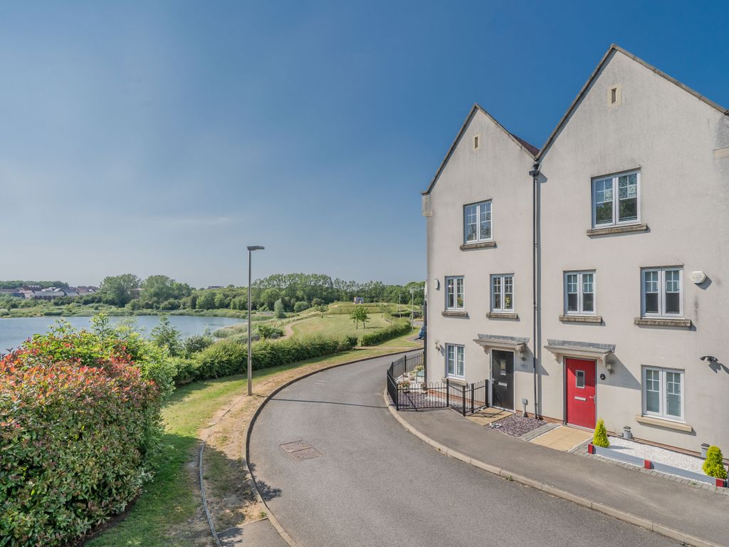 4 bed semidetached house for sale in Skye Crescent, Newton Leys