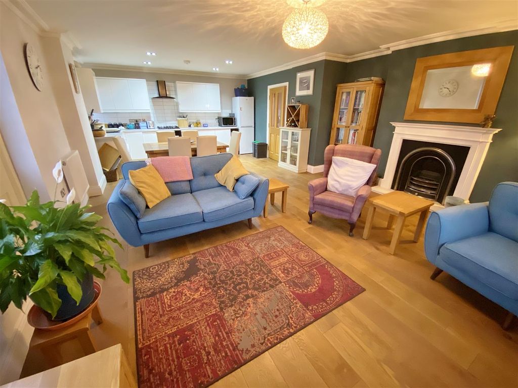 2 bed flat to rent in New Lane, Selby YO8, £950 pcm Zoopla