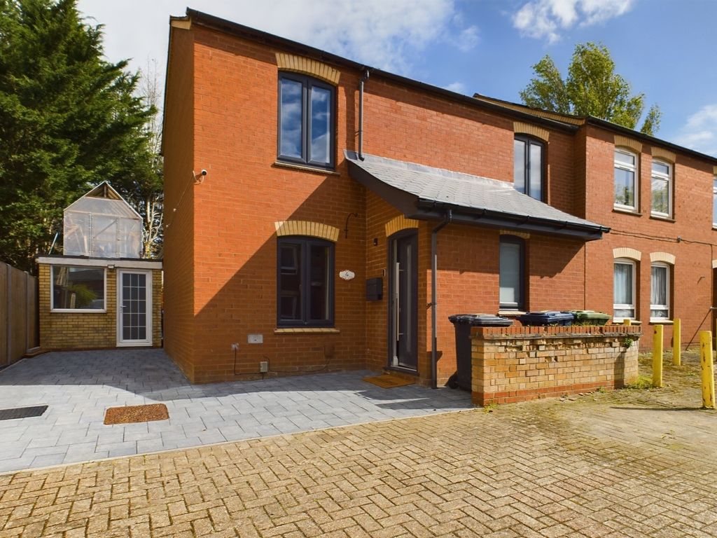 3 bed semidetached house for sale in Ongar Court, Cambridge CB5, £