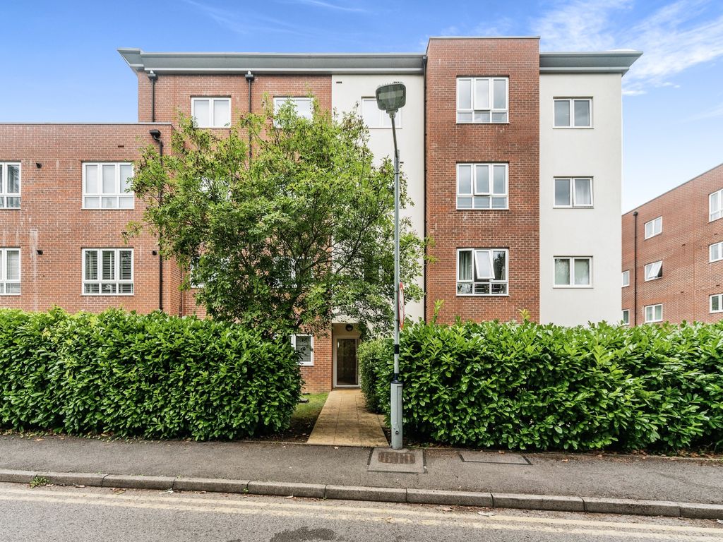 2 bed flat for sale in Mayfield Road, WaltonOnThames KT12, £162,500 Zoopla