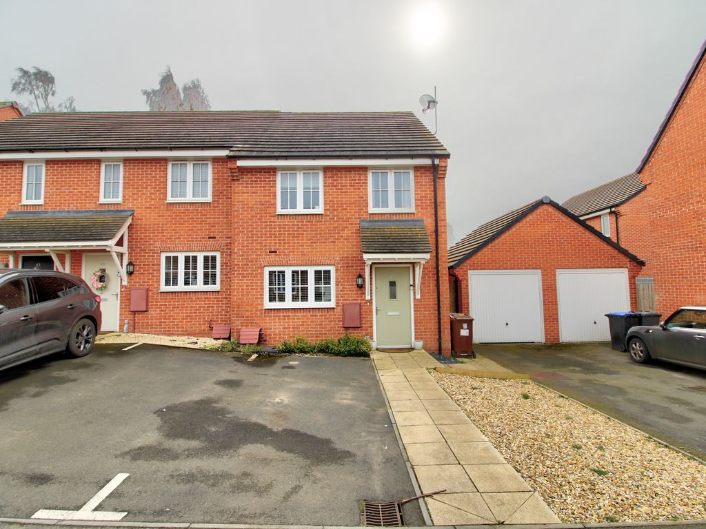 3 bed semidetached house for sale in Highwayman Close, Boughton