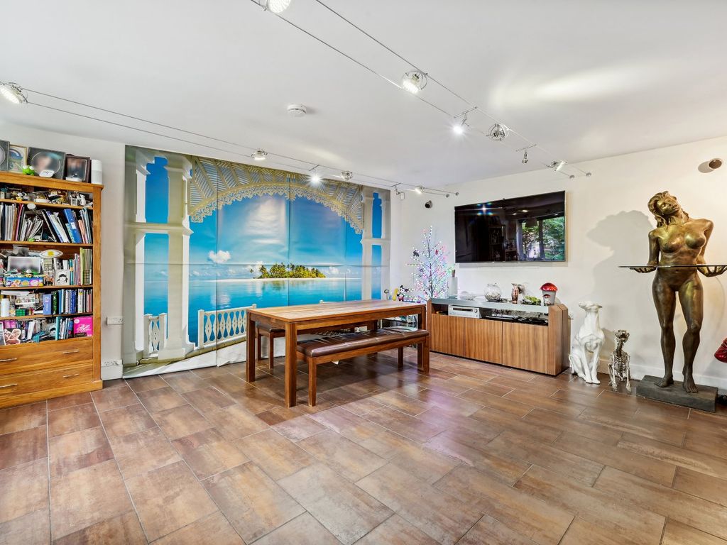 East Block, Forum Magnum Square, London SE1  