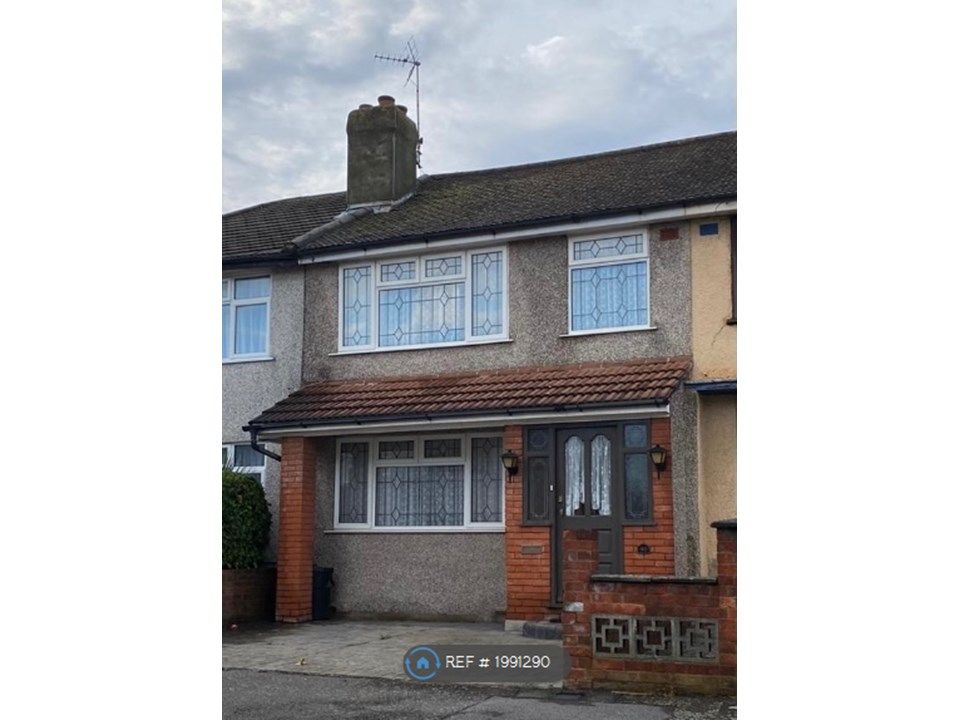 3 bed terraced house to rent in St. Andrews Avenue, Hornchurch RM12, £