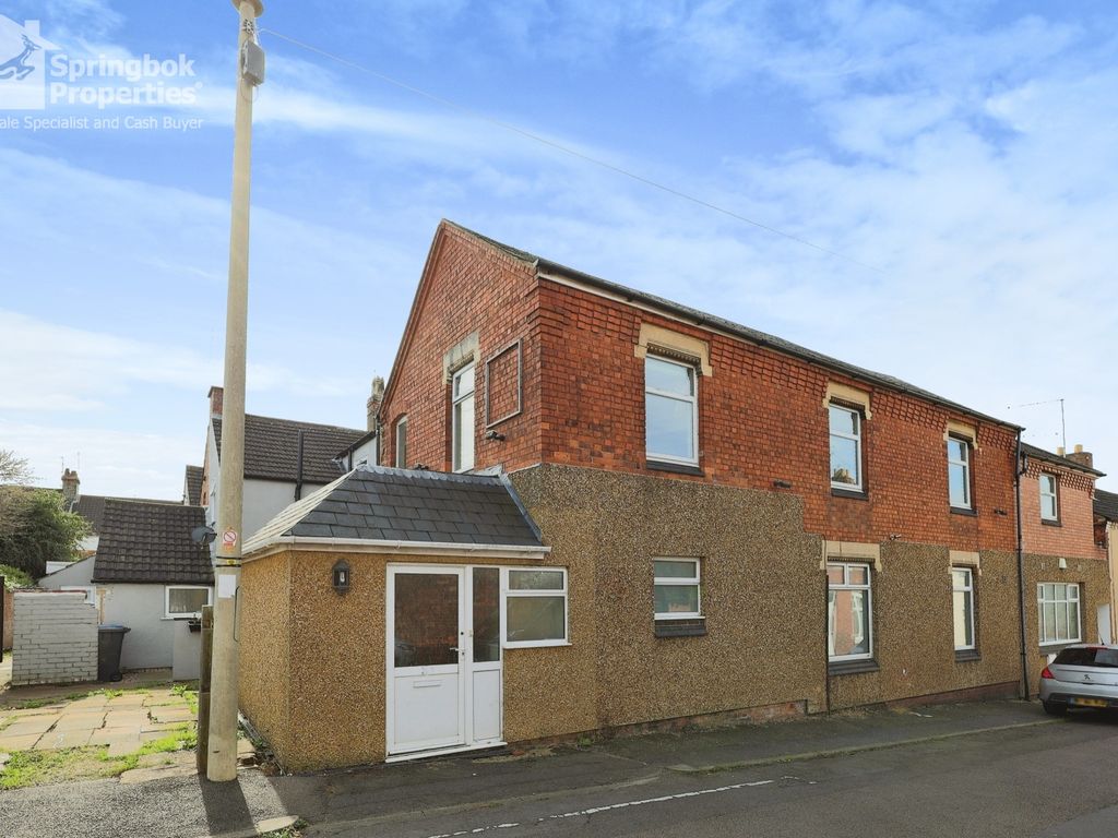 6 bed semidetached house for sale in Cobden Street, Kettering