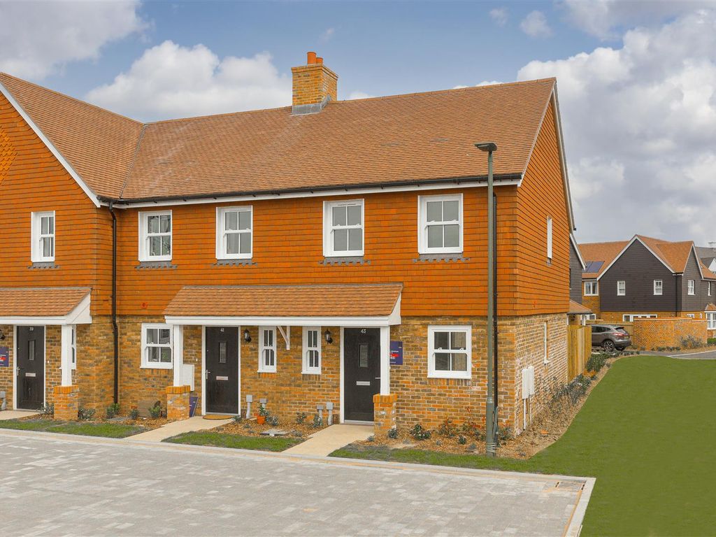 2 bed end terrace house to rent in Denshire Field, Horley RH6, £1,650