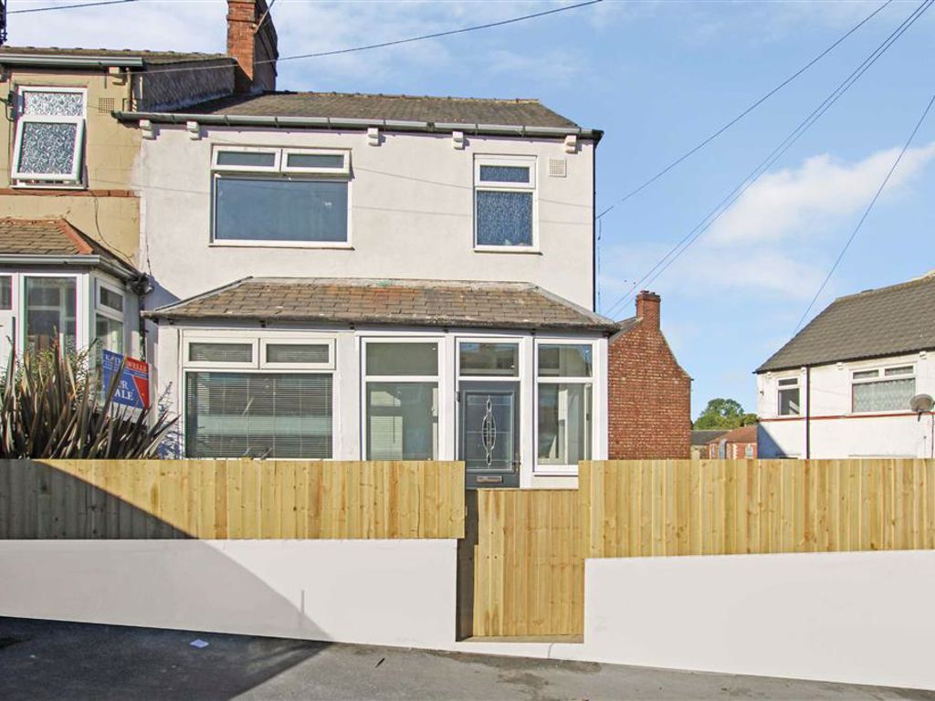 3 bed town house for sale in Hall Road, Armley, Leeds, West Yorkshire