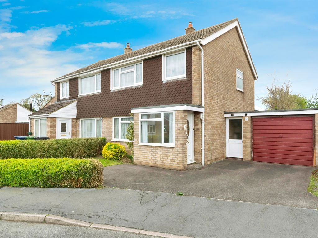 3 bed semidetached house for sale in Clarkes Way, Bassingbourn