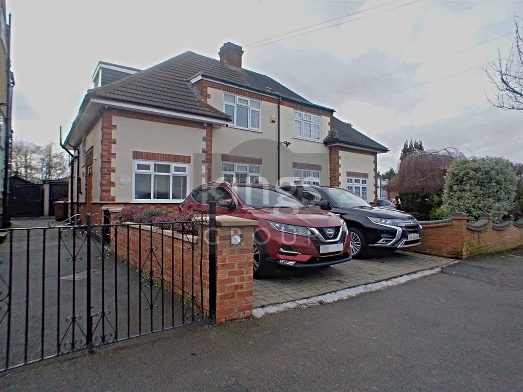 3 bed semidetached house for sale in Amesbury Drive, London E4 Zoopla