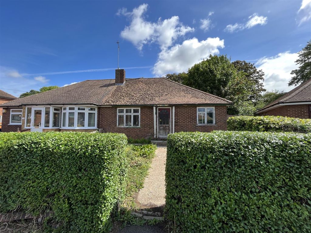2 bed semidetached bungalow for sale in Sundown Avenue, Dunstable LU5