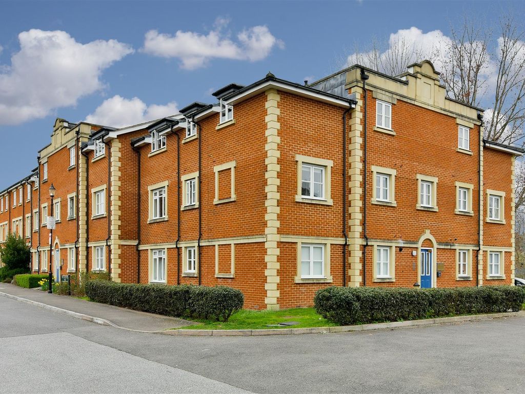 2 bed flat for sale in Royal Earlswood Park, Redhill RH1 Zoopla