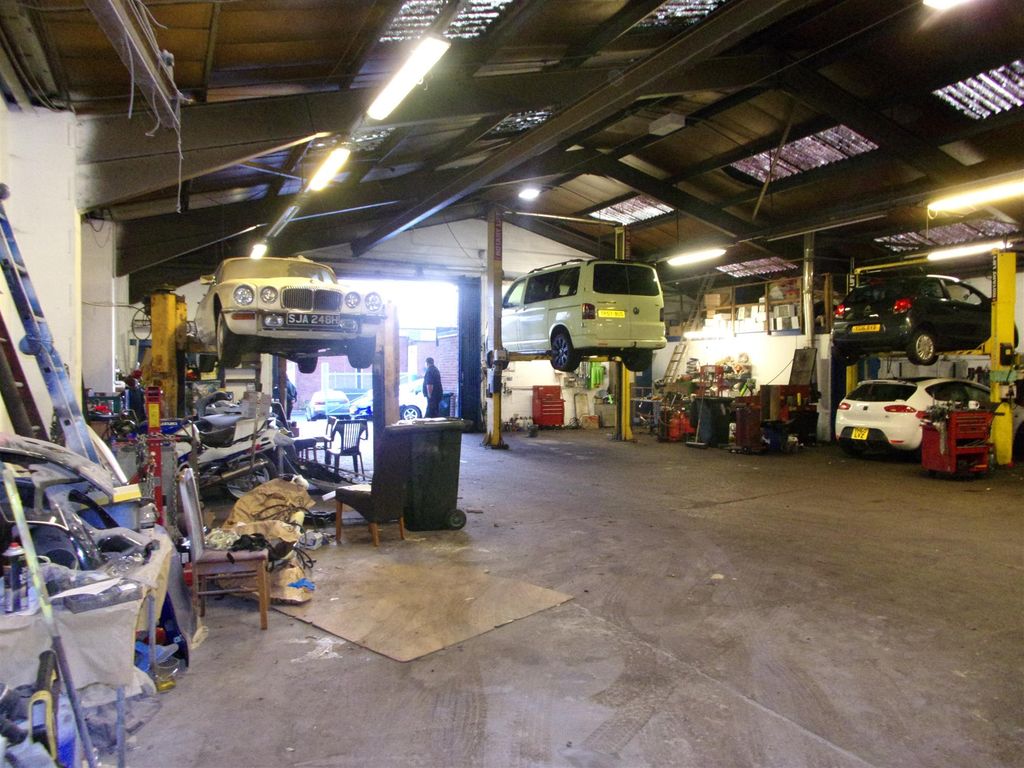 Parking/garage for sale in Vehicle Repairs & Mot LS27, Morley, West
