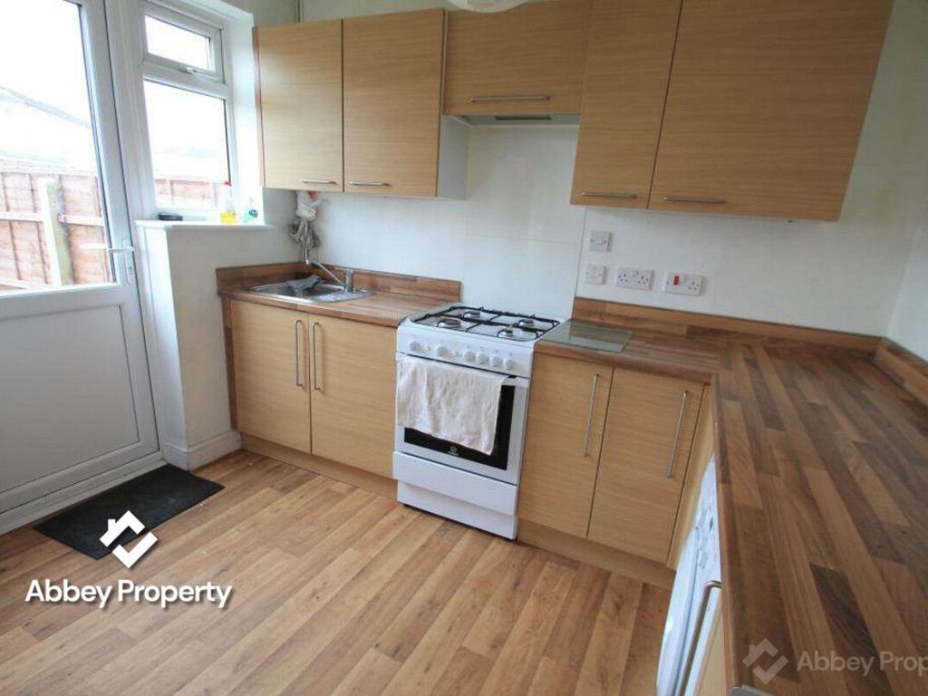 3 bed semidetached house to rent in Sundon Park Road, Luton LU3, £